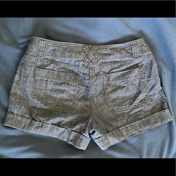 Loft Linen Shorts - Picture 2 of 10